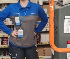 Powiększ zdjęcie Uczennica klasy patronackiej na dziale dekoracyjnym