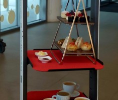 Powiększ zdjęcie Zdjęcie przedstawia robota - kelnera w kawiarni szkolnej obsługiwanej również przez uczniów