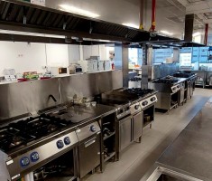 Powiększ zdjęcie Zdjęcie przedstawia pracownię gastronomiczną