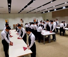 Powiększ zdjęcie Zdjęcie przedstawia zajęcia praktyczne uczniów z przedmiotu- Restaurant customer service - obsługa klienta w restauracji