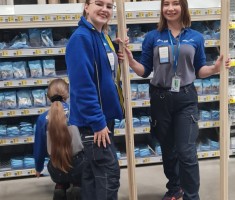 Powiększ zdjęcie Uczennice klasy patronackiej na dziale podłogi i ściany