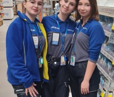 Powiększ zdjęcie Uczennice klasy patronackiej na dziale podłogi i ściany