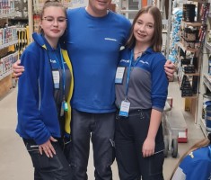 Powiększ zdjęcie Praktykantki wraz z pracownikiem na dziale podłogi i ściany