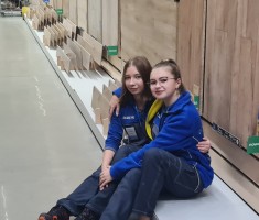 Powiększ zdjęcie Uczennice klasy patronackiej na dziale podłogi i ściany