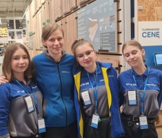 Powiększ zdjęcie Praktykantki wraz z pracownikiem na dziale podłogi i ściany