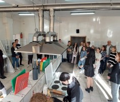 Powiększ zdjęcie Zdjęcie przedstawia uczestników warsztatów podczas zwiedzania pracowni gastronomicznej
