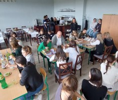 Powiększ zdjęcie Zdjęcie przedstawia warsztaty baristy, składania serwetek oraz przyrządzania drinków