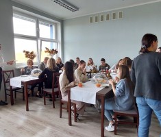 Powiększ zdjęcie Zdjęcie przedstawia uczestników warsztatów przy wspólnym stole