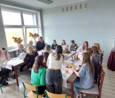 Powiększ zdjęcie Zdjęcie przedstawia uczestników warsztatów przy wspólnym stole