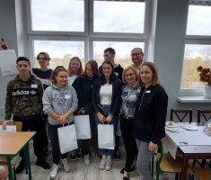 Powiększ zdjęcie Zdjęcie przedstawia uczestników warsztatów