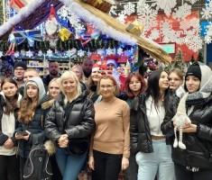 Powiększ zdjęcie Zdjęcie przedstawia uczestników wycieczki w Castoramie Korona we Wrocławiu