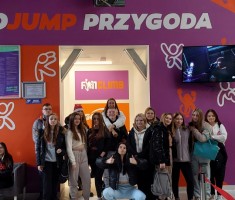 Powiększ zdjęcie Zdjęcie przedstawia uczestników wycieczki na Jarmarku Bożonarodzeniowym w Go jump we Wrocławiu