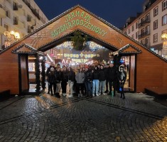 Powiększ zdjęcie Zdjęcie przedstawia uczestników wycieczki na Jarmarku Bożonarodzeniowym na Rynku we Wrocławiu