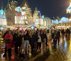 Powiększ zdjęcie Zdjęcie przedstawia uczestników wycieczki na Jarmarku Bożonarodzeniowym na Rynku we Wrocławiu