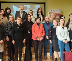 Powiększ zdjęcie Zdjęcie przedstawia organizatorów olimpiady wraz z nauczycielami