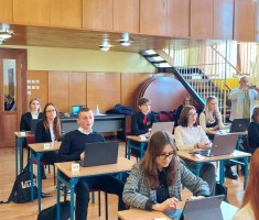 Powiększ zdjęcie Zdjęcie przedstawia uczniów podczas olimpiady 