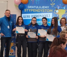 Powiększ zdjęcie Stypendystki z Panią Dyrektor ds.zawodowych oraz Dyrektorem Castoramy w Zgorzelcu