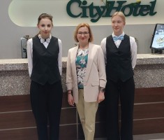 Powiększ zdjęcie Zdjęcie przedstawia uczestniczki Konkursu wraz z nauczycielką