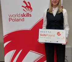 Powiększ zdjęcie Zdjęcie przedstawia Jowitę z wygranym biletem na SkillsPoland Konkurs Główny