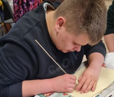 Powiększ zdjęcie Uczeń podczas wykonywania pracy plastycznej