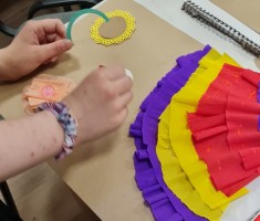 Powiększ zdjęcie Praca plastyczna wykonywana przez uczennicę