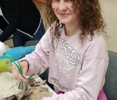 Powiększ zdjęcie Uczennica podczas wykonywania pracy plastycznej