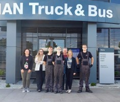 Powiększ zdjęcie Zdjęcie przedstawia uczestników spotkania w Serwis MAN Trucks & Bus