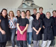 Powiększ zdjęcie Zdjęcie przedstawia uczestników warsztatów kulinarnych