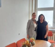 Powiększ zdjęcie Zdjęcie przedstawia dyrektorkę szkoły panią Monikę Listwan i panią Annę Franch Parellę