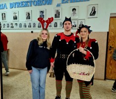 Powiększ zdjęcie Zdjęcie uczennicy z elfami