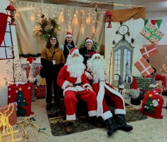 Powiększ zdjęcie Wspólne zdjęcie uczniów z Mikołajem