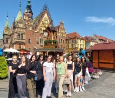 Powiększ zdjęcie Zdjęcie przedstawia uczestników wycieczki na Rynku we Wrocławiu