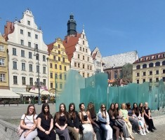 Powiększ zdjęcie Zdjęcie przedstawia uczestników wycieczki na Rynku we Wrocławiu