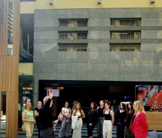 Powiększ zdjęcie Zdjęcie przedstawia uczestników wycieczki w hotelu