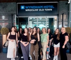 Powiększ zdjęcie Zdjęcie%20przedstawia%20uczestników%20wycieczki%20przed%20hotelem