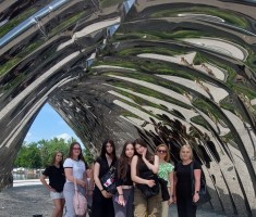 Powiększ zdjęcie Zdjęcie przedstawia uczestników wycieczki na Wyspie Daliowej - rzeźba Nawa