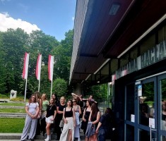 Powiększ zdjęcie Zdjęcie przedstawia uczestników wycieczki przed wejściem do Panoramy Racławickiej