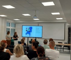 Powiększ zdjęcie Zdjęcie przedstawia prezentację prowadzoną podczas rady pedagogicznej na temat zrealizowanych wyjazdów kadry