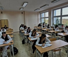 Powiększ zdjęcie Zdjęcie przedstawia uczestników Olimpiady