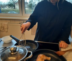 Powiększ zdjęcie Uczennica podczas pracy w kuchni