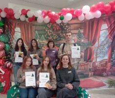 Powiększ zdjęcie Pamiątkowe%20zdjęcie%20z%20uczestnikami%20konkursu