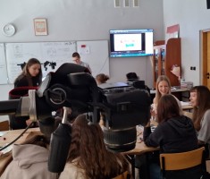 Powiększ zdjęcie Uczniowie podczas twórczej pracy