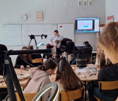 Powiększ zdjęcie Uczniowie podczas twórczej pracy