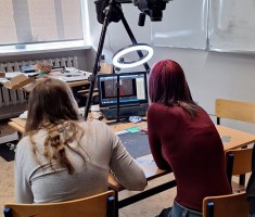 Powiększ zdjęcie Uczniowie podczas twórczej pracy