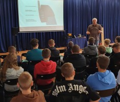 Powiększ zdjęcie Uczniowie słuchający wykładu