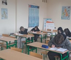 Powiększ zdjęcie Młodzież podczas pisania listów