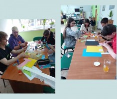 Powiększ zdjęcie Młodzież podczas wykonywania zakładek