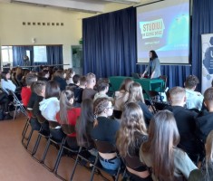 Powiększ zdjęcie Uczniowie najstarszych klas słuchający wykładu