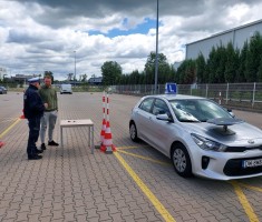 Powiększ zdjęcie Uczeń przy samochodzie z talerzem Stewarta przed pokonaniem wyznaczonej trasy