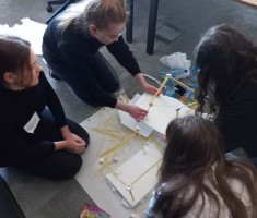 Powiększ zdjęcie Uczestnicy warsztatów podczas wykonywania zadania